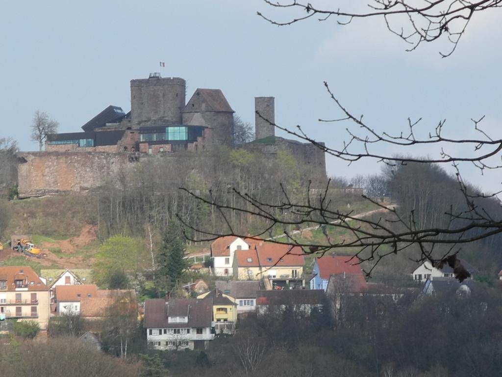Au Pied Du Chateau Lichtenberg Rum bild