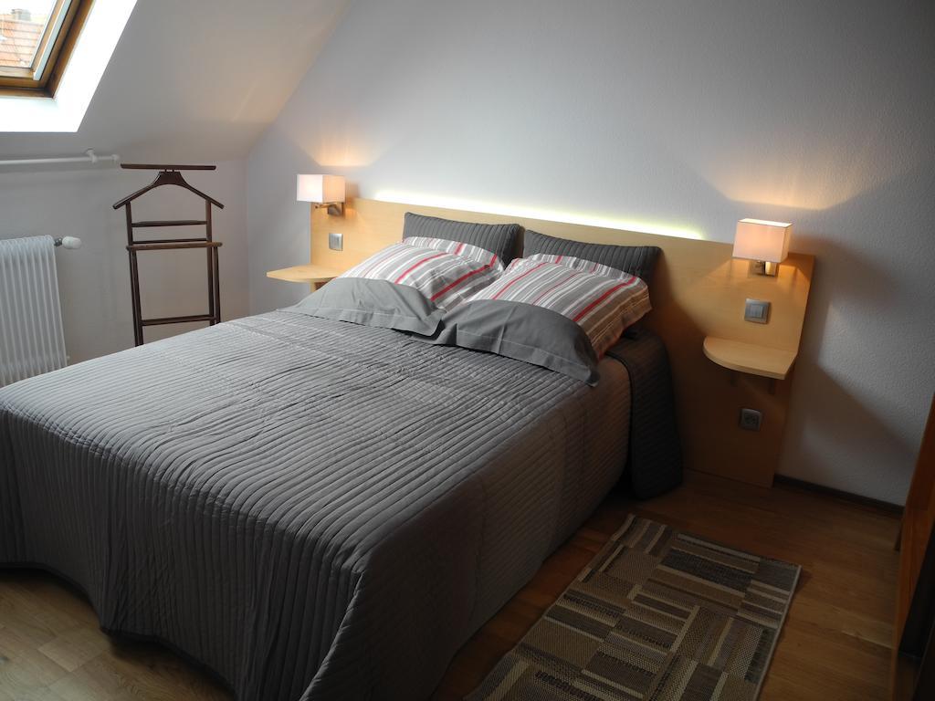Au Pied Du Chateau Lichtenberg Rum bild