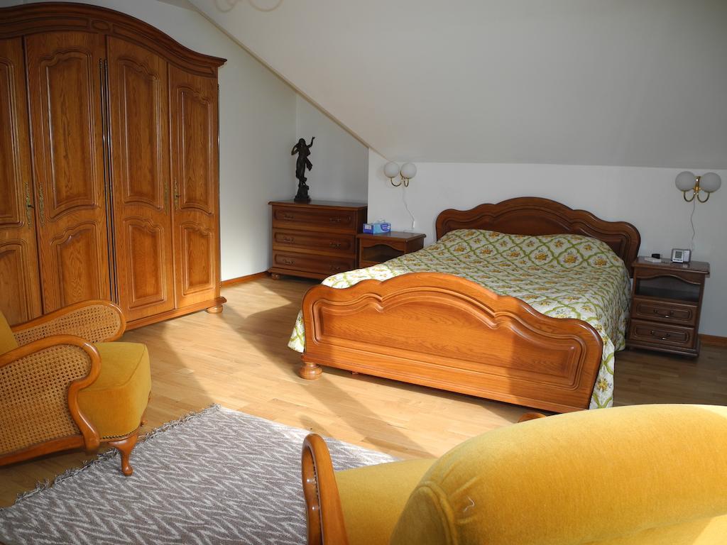 Au Pied Du Chateau Lichtenberg Rum bild